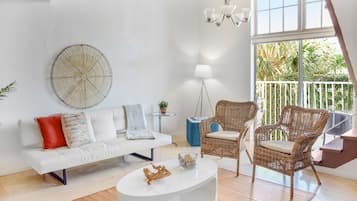 Ullakkohuoneisto, 1 makuuhuone | Tallelokero huoneessa, työpöytä, Wi-Fi, vuodevaatteet