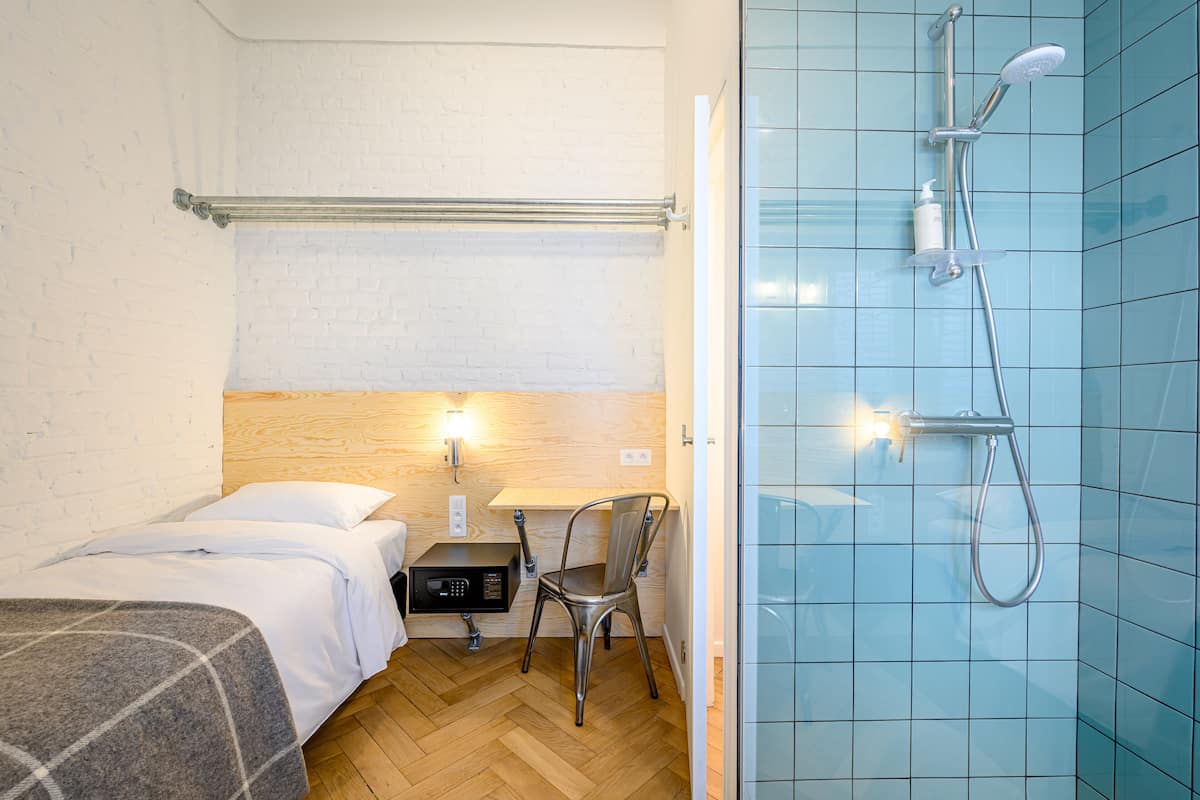 Premium bedding, in-room safe, individually decorated
