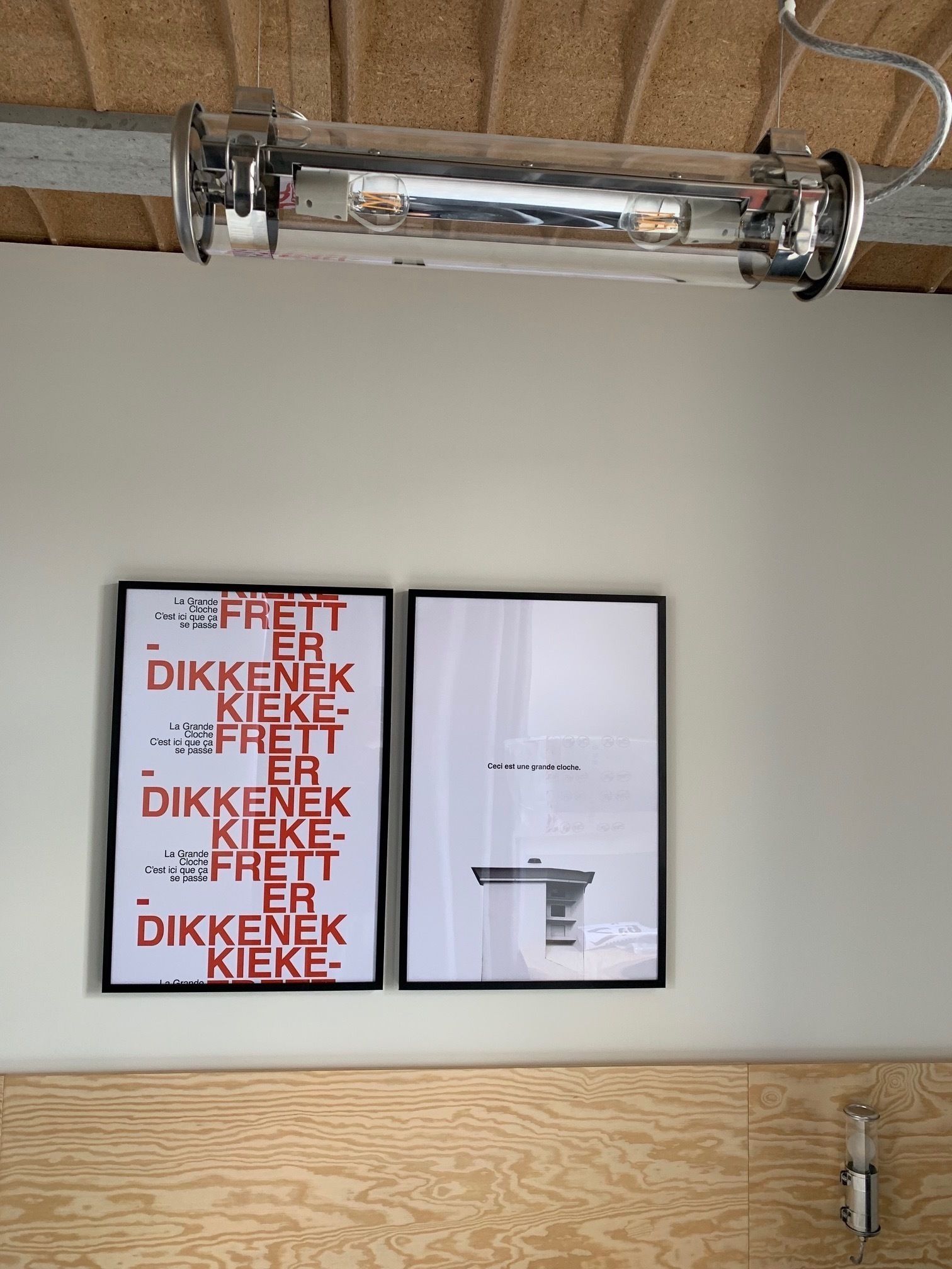 Een lijst met een kunstwerk, tekst en een foto van een gebouw.