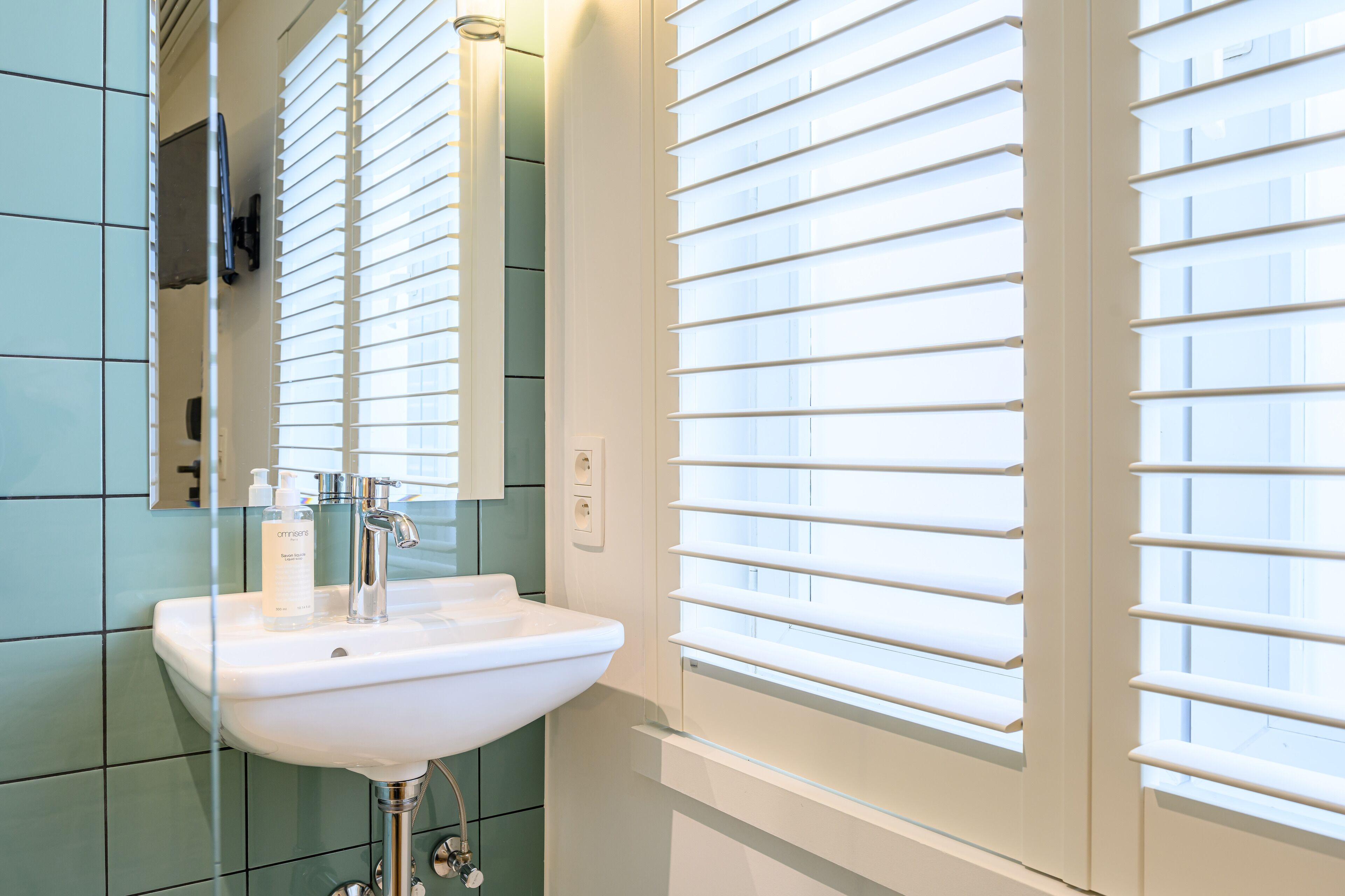 single room (shoebox) | bathroom sink