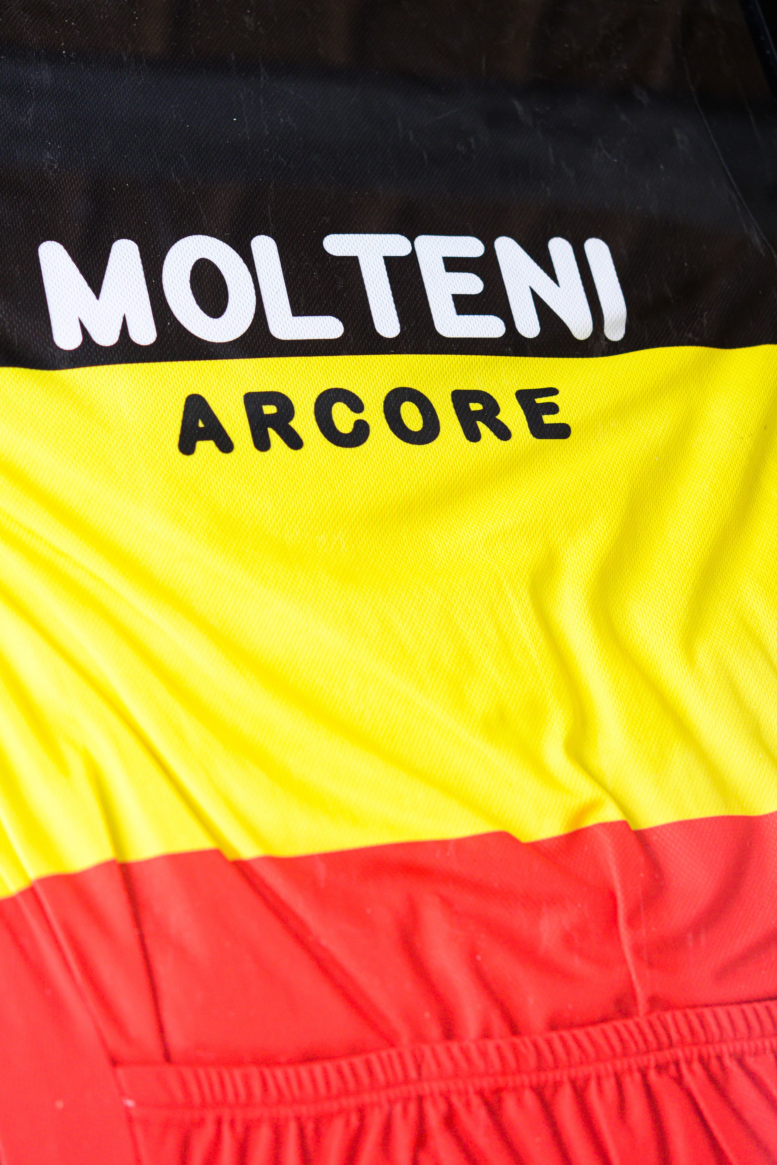 Primer plano de una camiseta deportiva con el texto 'MOLTENI' y 'ARCORE'.
