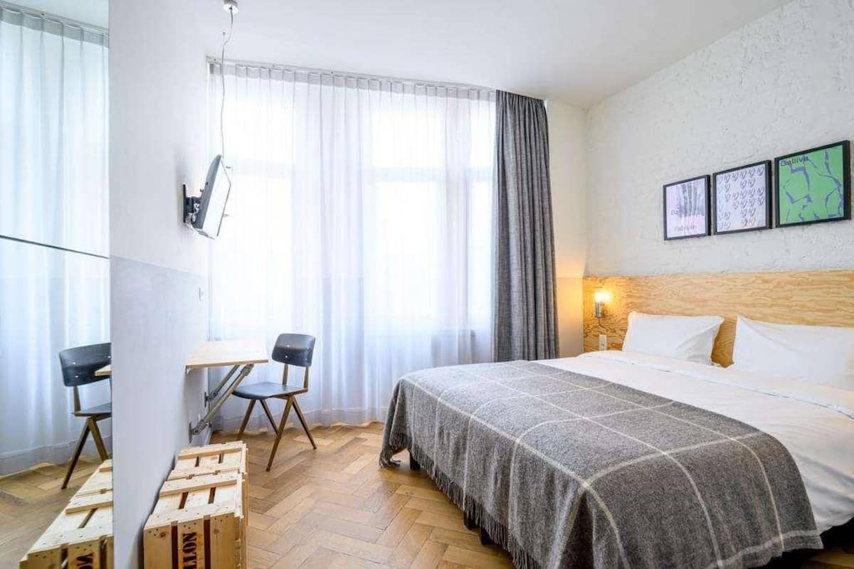 Sengetøy av topp kvalitet, safe på rommet, skrivebord og lydisolert