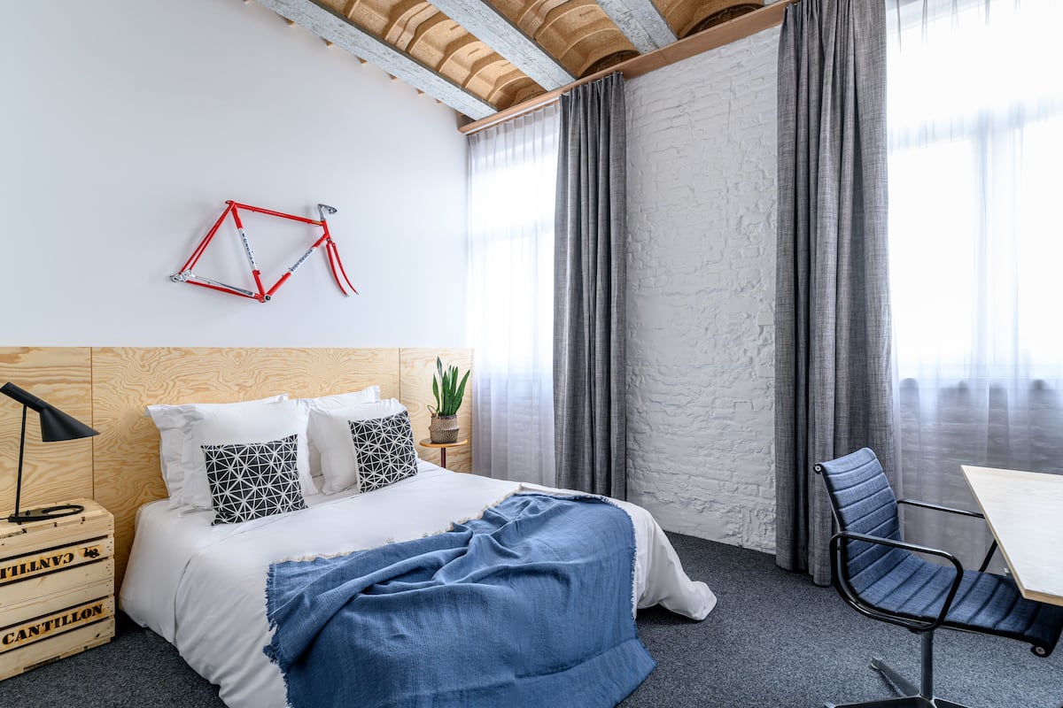Premium bedding, in-room safe, individually decorated