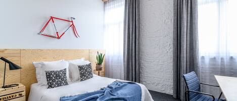 Literie de qualité, coffre-fort, décor unique, ameublement unique