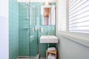 Double Room (View Room) | Bathroom | Shower, hydromassage showerhead, eco-friendly toiletries, hair dryer - Hotel La Grande Cloche (Brussels)