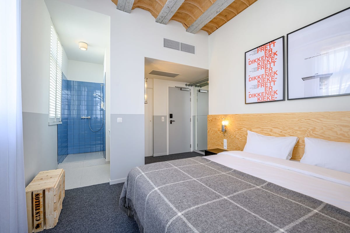 Premium bedding, in-room safe, individually decorated