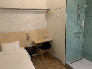Enkeltrom (Shoebox) | Oppholdsområde | En 28-tommers Flatskjerm-TV med Parabol-TV samt TV