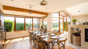 Luxury House | Dining room