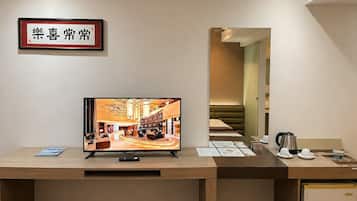 Deluxe Room | Minibar, in-room safe, desk, free WiFi