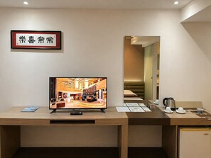Deluxe Room | Minibar, in-room safe, desk, free WiFi - The E-Hotel Makati (Makati)