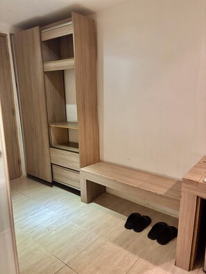 Minibar, coffres-forts dans les chambres, bureau, Wi-Fi gratuit