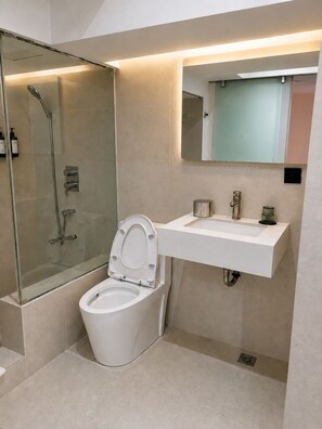 Habitación Deluxe | Baño | Ducha, secador de pelo, zapatillas y toallas