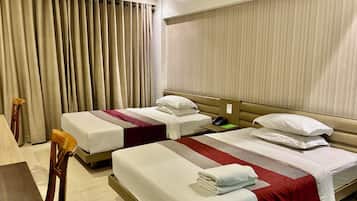 Minibar, brankas, meja kerja, dan Wi-Fi gratis