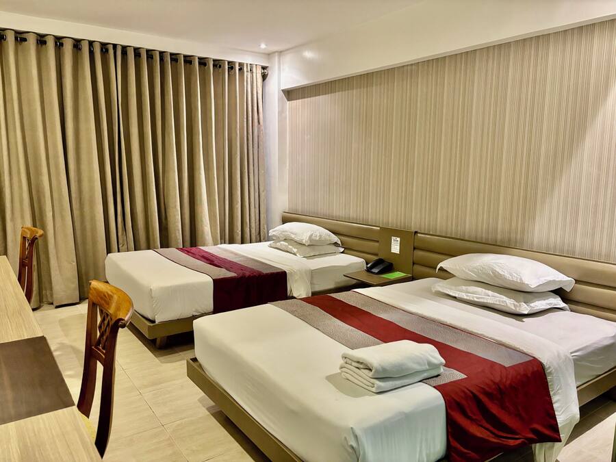Minibar, in-room safe, desk, WiFi (free)