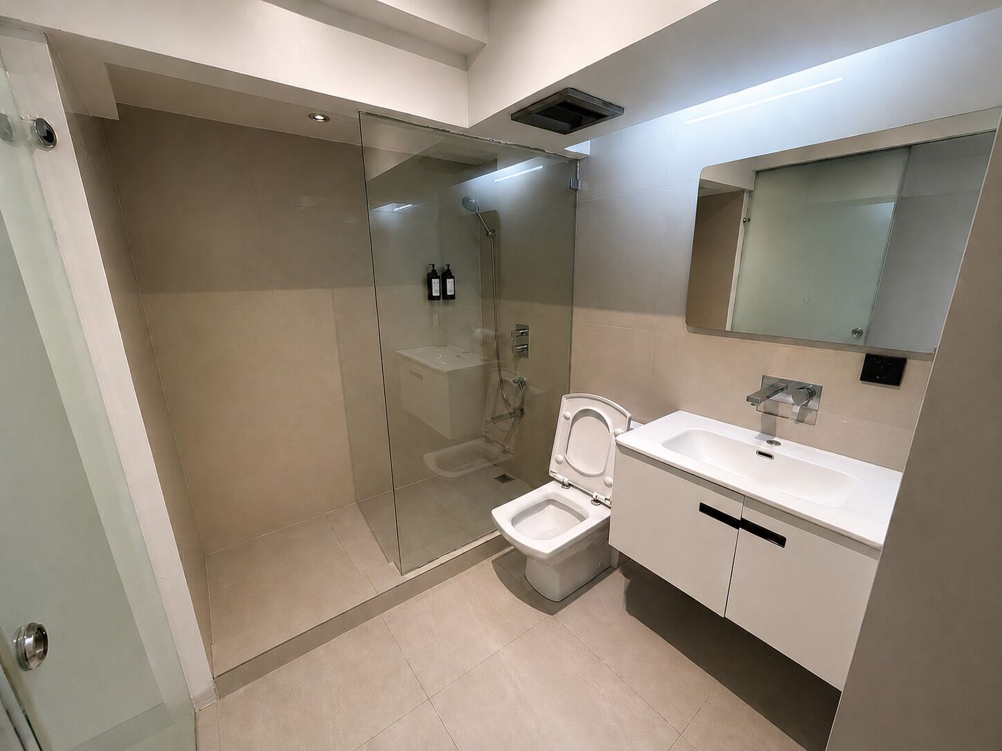 Kamar Superior | Kamar mandi | Shower, pengering rambut, sandal, dan handuk
