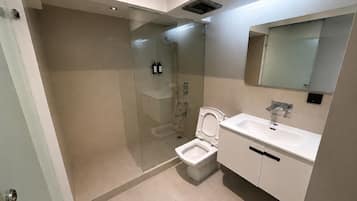 Kamar Superior | Kamar mandi | Shower, pengering rambut, sandal, dan handuk