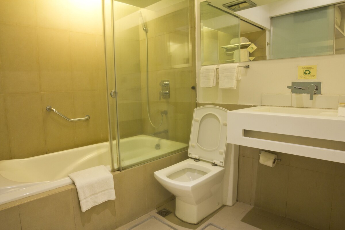 Un bagno con doccia a vetro, vasca da bagno e toilette.