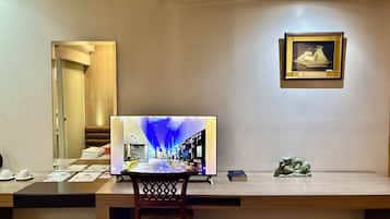 Minibar, caja de seguridad en la habitación, escritorio y wifi gratis