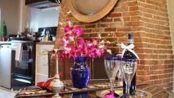 Moroccan Suite | Private kitchen | Fridge, coffee/tea maker, electric kettle, toaster