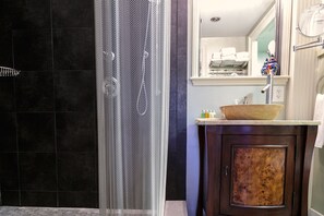 Rom, 1 queensize-seng | Bad | Toalettartikler (inkludert), hårføner, badekåper og håndklær