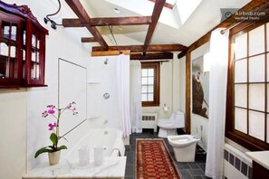 Kostenlose Toilettenartikel, Haartrockner, Bademäntel, Handtücher