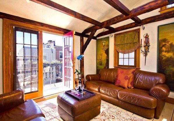 Suite, 1 King Bed | Living room | 30-inch flat-screen TV with satellite channels, TV