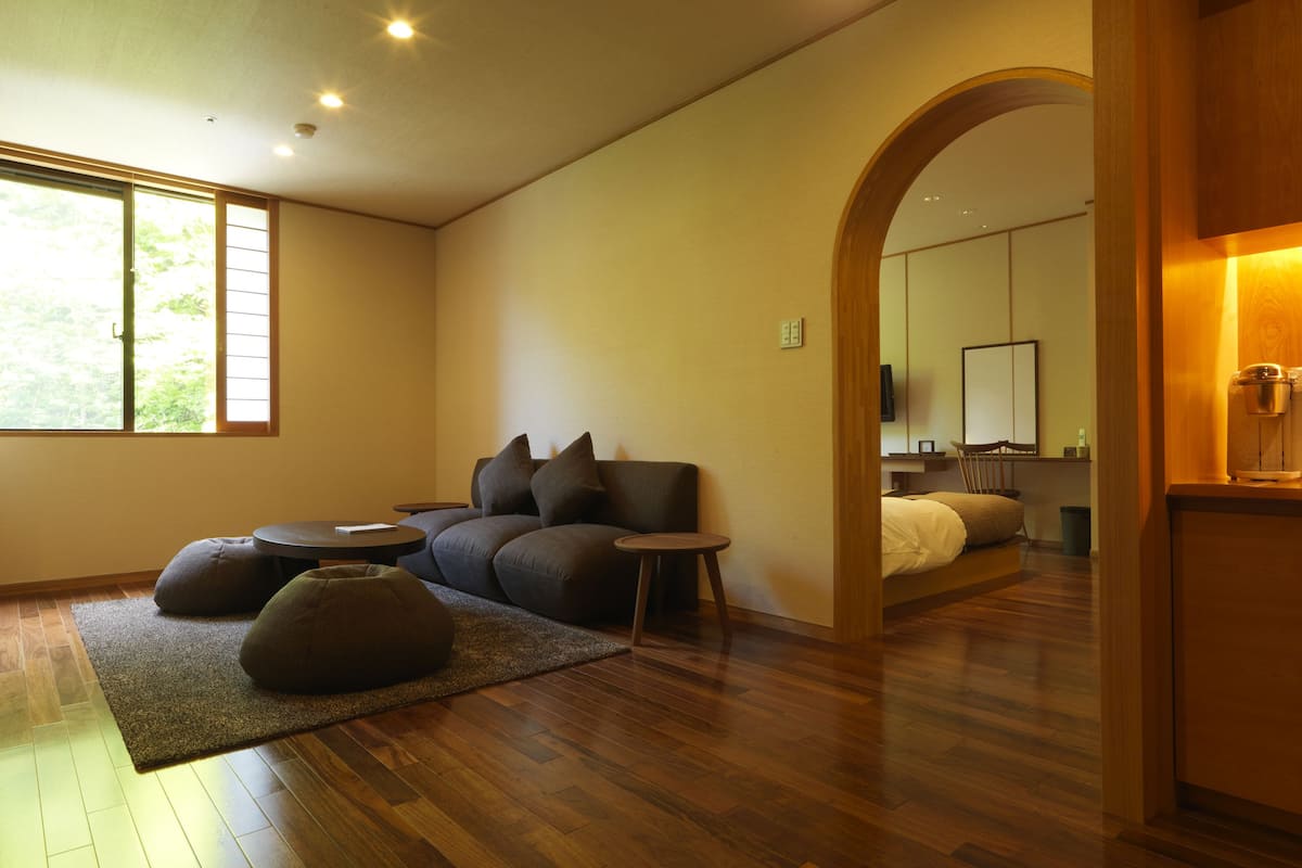 deluxe twin room, 2 single beds, non smoking | premium bedding, in-room safe, desk, blackout curtains