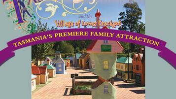 Une affiche promotionnelle présentant l’attraction familiale la plus populaire de Tasmanie : un village pittoresque doté d’une architecture originale et d’une enseigne accueillante.