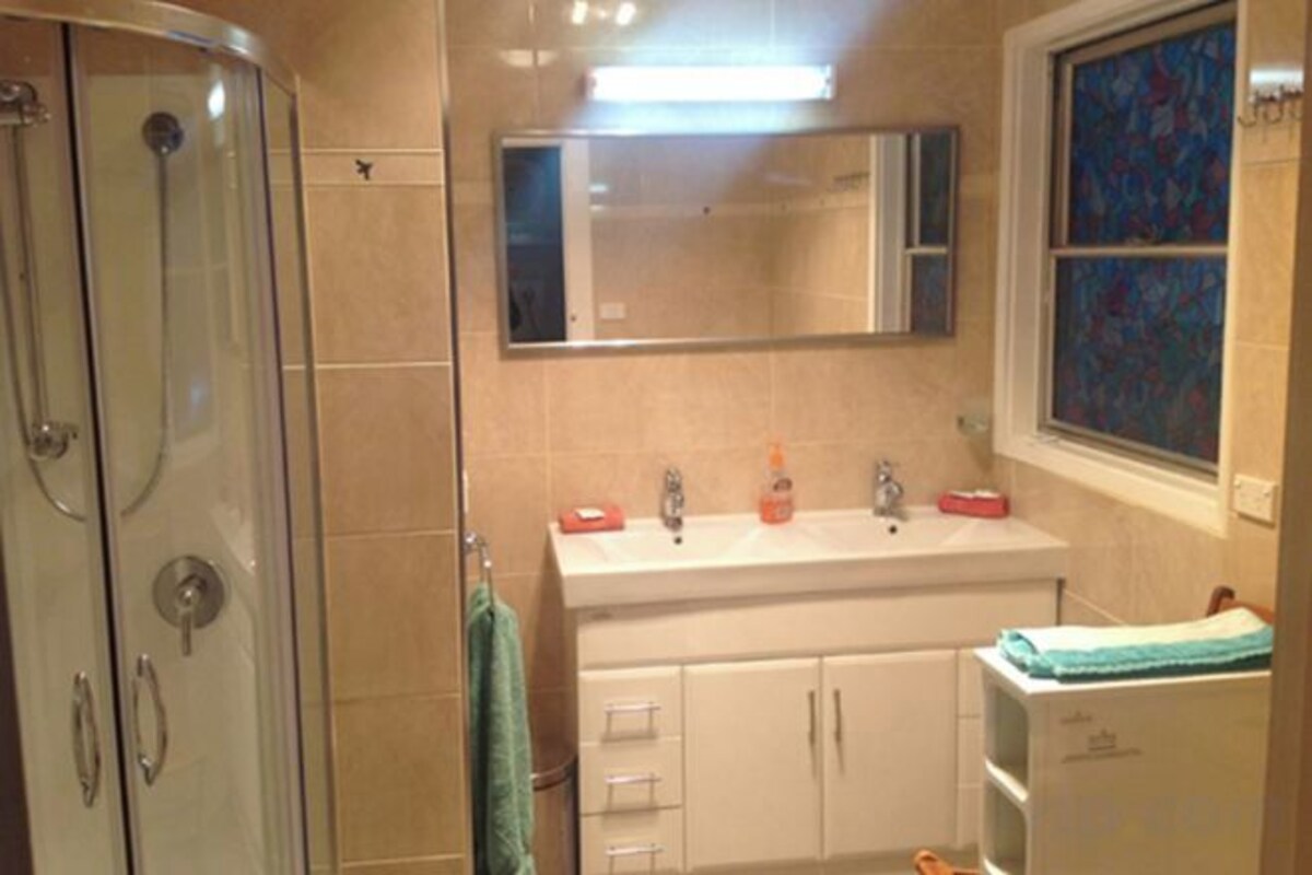 Salle de bain | Douche, douche cascade, séchoir à cheveux, serviettes fournies
