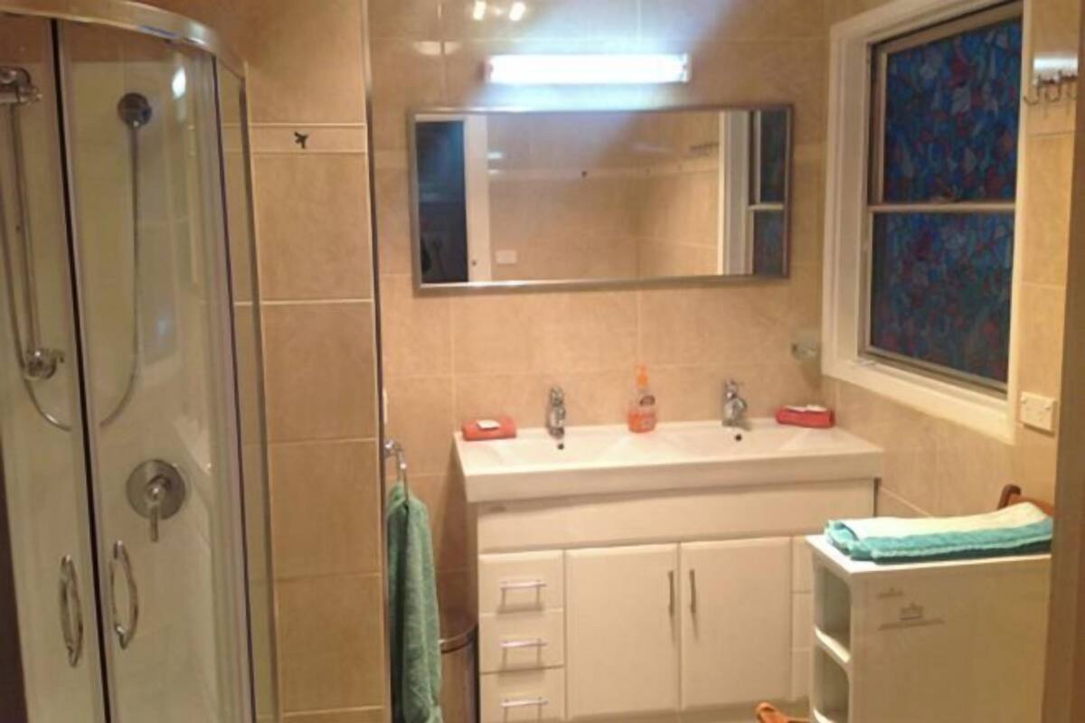 Baño | Regadera, regadera tipo lluvia, secadora de cabello, toallas