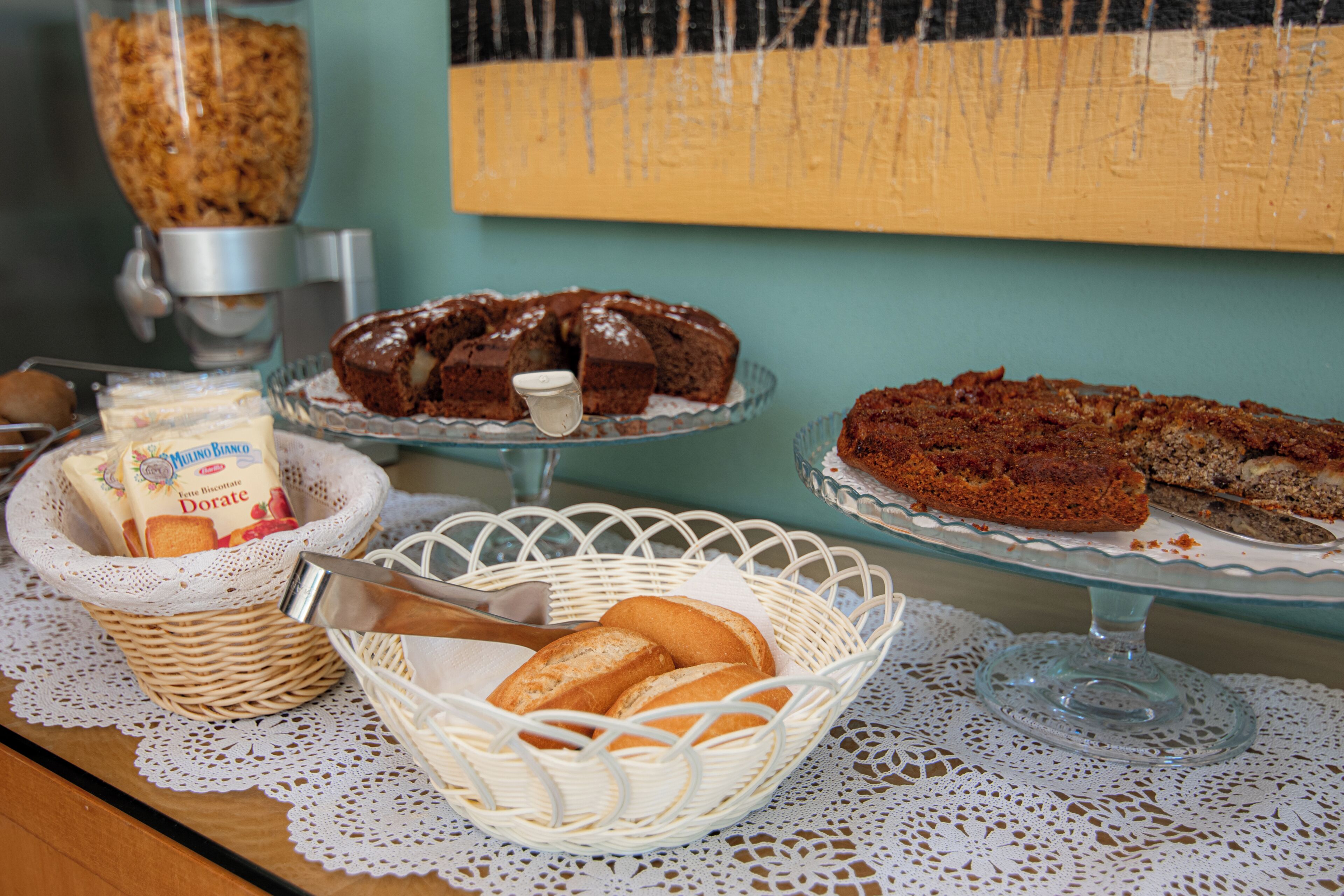 Un buffet de petit-déjeuner proposant une variété de produits de boulangerie et de viennoiseries.