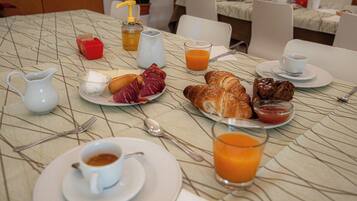 Free daily continental breakfast