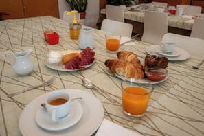 Free daily continental breakfast 