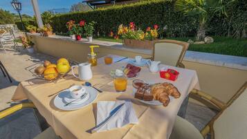 Desayuno continental gratuito y diario
