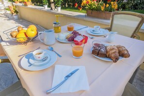 Desayuno continental gratuito y diario