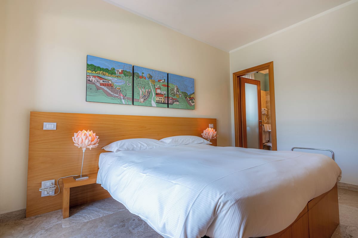 Standard dubbelrum eller tvåbäddsrum | 1 sovrum, minibar, värdeförvaringsskåp på rummet och skrivbord