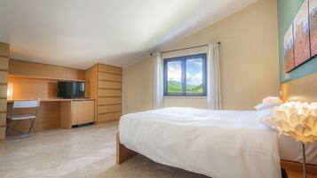 Familjerum | 1 sovrum, minibar, värdeförvaringsskåp på rummet och skrivbord