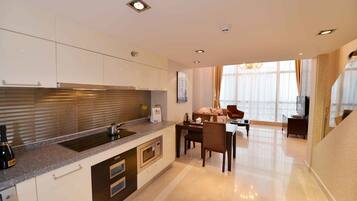 Refrigerador con congelador, microondas y parrilla de estufa