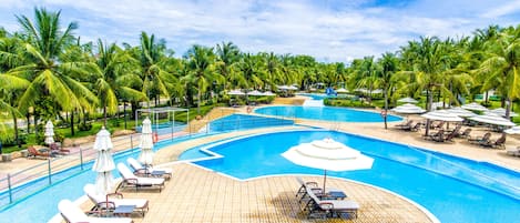 Outdoor pool, pool umbrellas, sun loungers