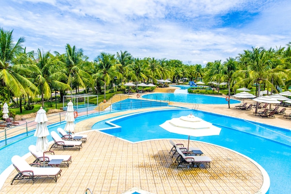 Outdoor pool, pool umbrellas, sun loungers