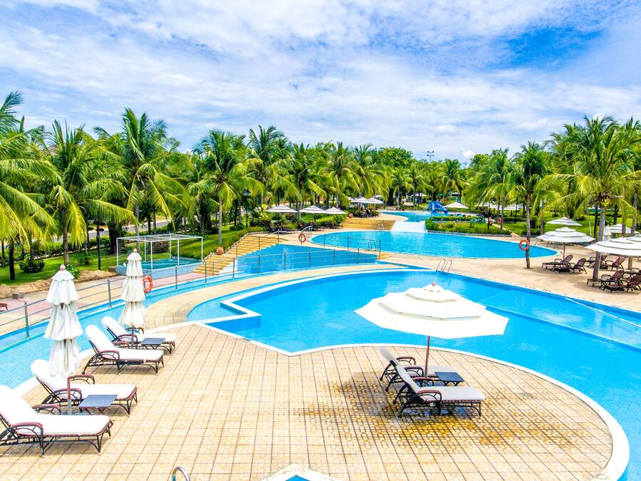 Outdoor pool, pool umbrellas, sun loungers