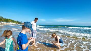 Spiaggia privata, lettini da mare, ombrelloni, teli da spiaggia