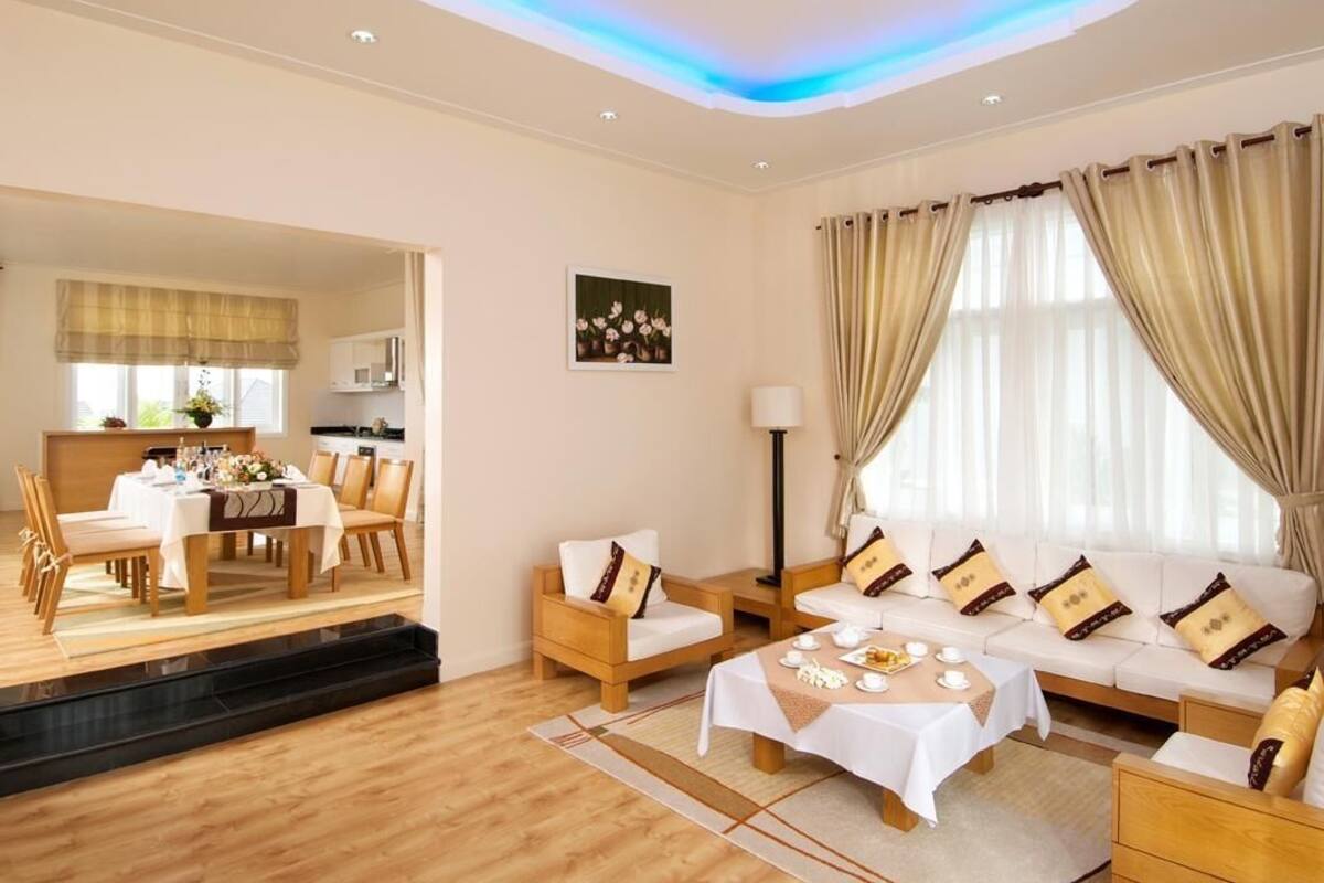 Ein modernes Wohnzimmer mit Essbereich, einer Sofagarnitur und einem Couchtisch.