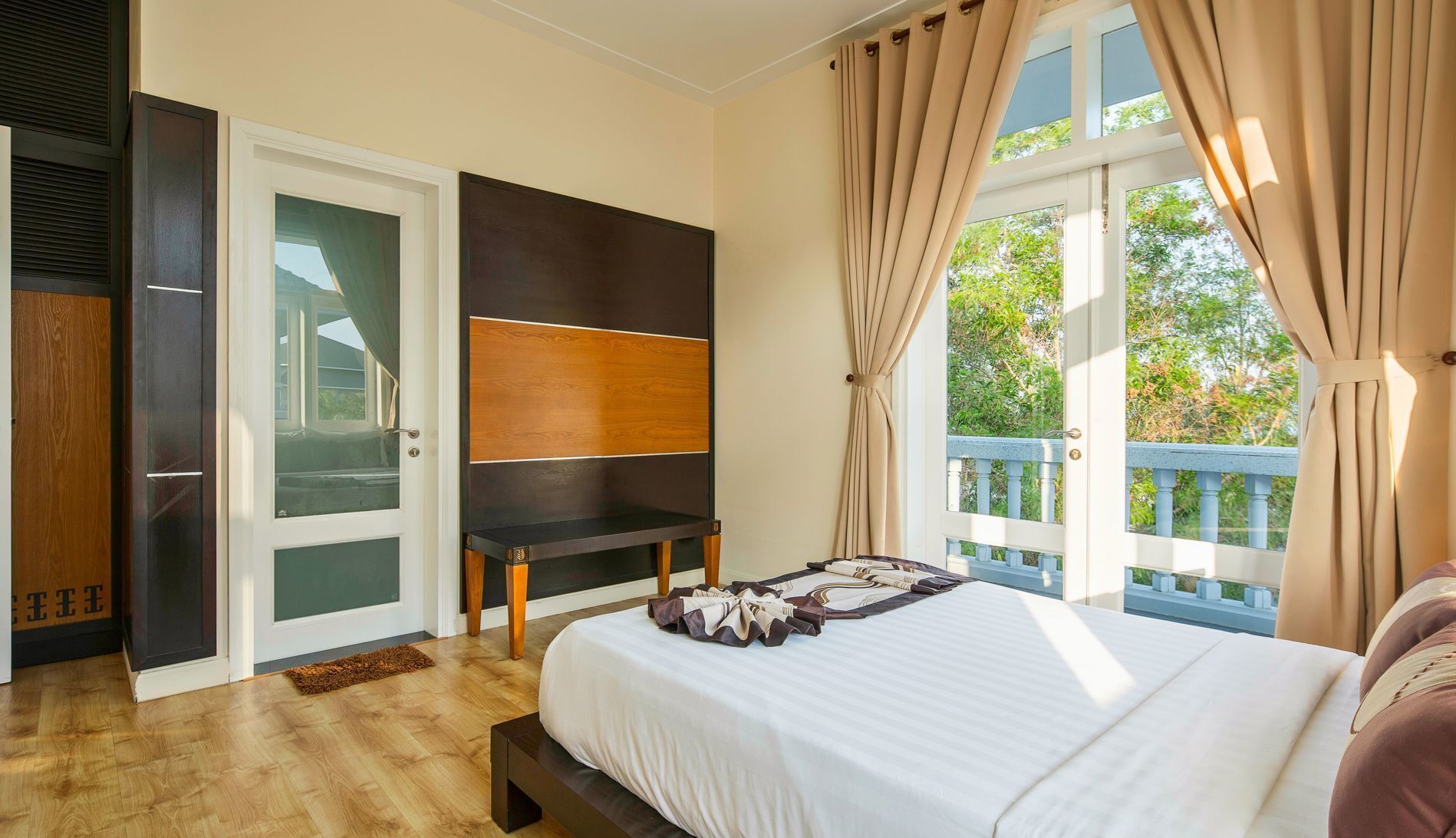 3 habitaciones, cubrecamas y minibar 