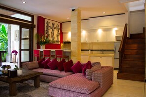 Full-size fridge, microwave, stovetop, dishwasher - Arwana Estate (Kerobokan)