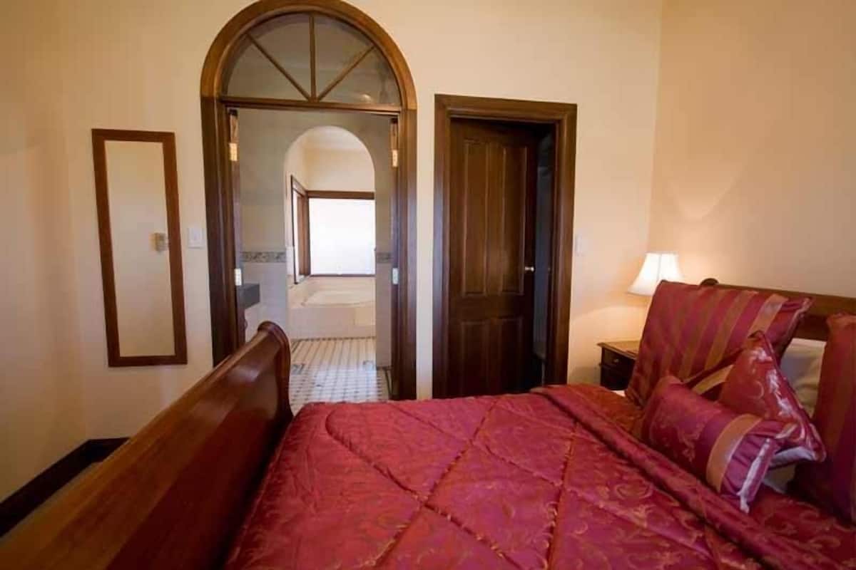 Tabla de planchar con plancha, wifi gratis y muebles diferentes 