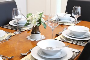 Broken Hill - 3 bedroom Cottage | In-room dining - Capon Cottage (Broken Hill)