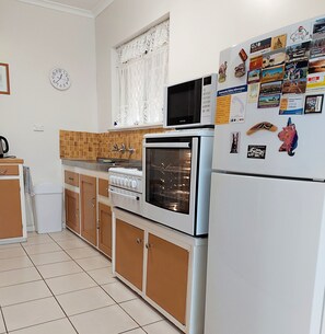 平房 (Broken Hill - 3 bedroom ) | 私人廚房 | 大型冰箱、微波爐、烤箱、爐台