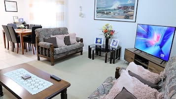 Broken Hill - 3 bedroom Cottage | Living area | Flat-screen TV, DVD player