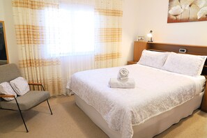 3 bedrooms, premium bedding, down duvets, pillow-top beds - Capon Cottage (Broken Hill)